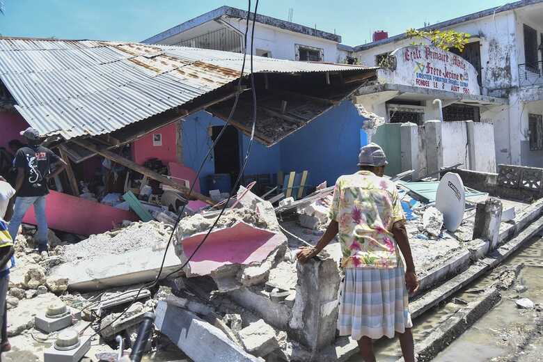 Casa que desabou no terremoto deste sábado (14) em Les Cayes, no Haiti