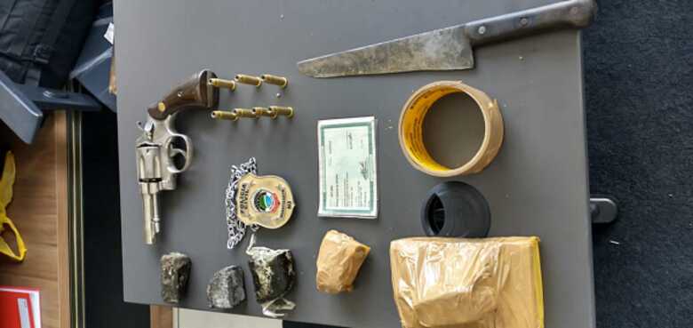 Foram apreendidas cinco porções de maconha, um revolver calibre 38 e sete munições