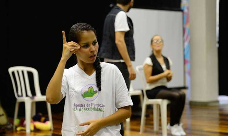 Brasil tem quase 10 milhões de pessoas com deficiência auditiva, segundo o IBGE