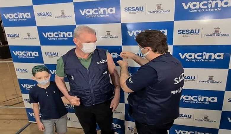Vacina foi aplicada  pelo secretário municipal de saúde de Campo Grande, José Mauro Filho