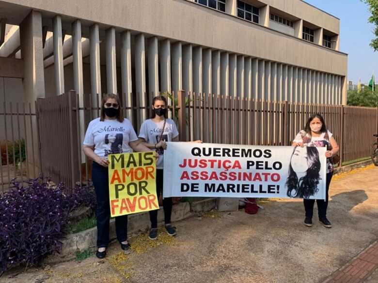 Familiares protestam pedindo justiça pela morte de Marielle