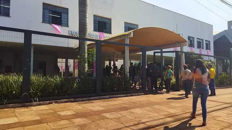 Pais chegam a Escola Presidente Vargas para buscar filhos após supostas ameaças