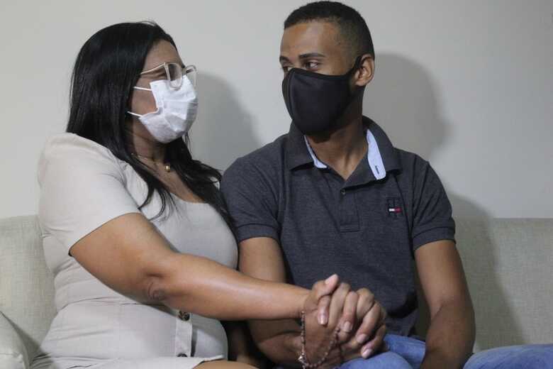 Dorgival Jos&eacute; da Silva Junior e a m&atilde;e, Maria Luzinete. Ela lutou para provar a inoc&ecirc;ncia do filho