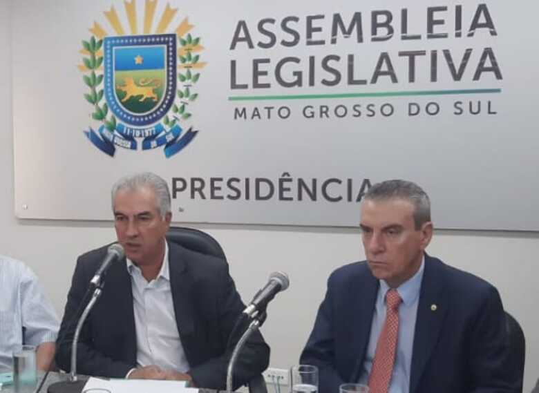 Reinaldo Azambuja (PSDB) e deputado Paulo Corrêa (PSDB) em reunião do anúncio da reestruturação dos servidores