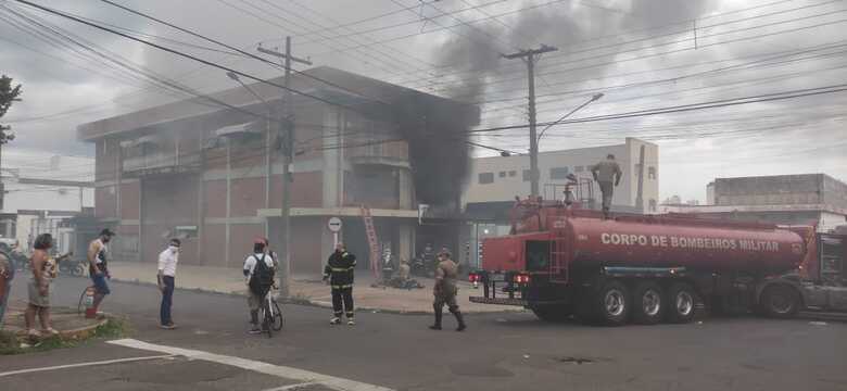 Incêndio atingiu a Casa do Tapeceiro na tarde desta terça-feira