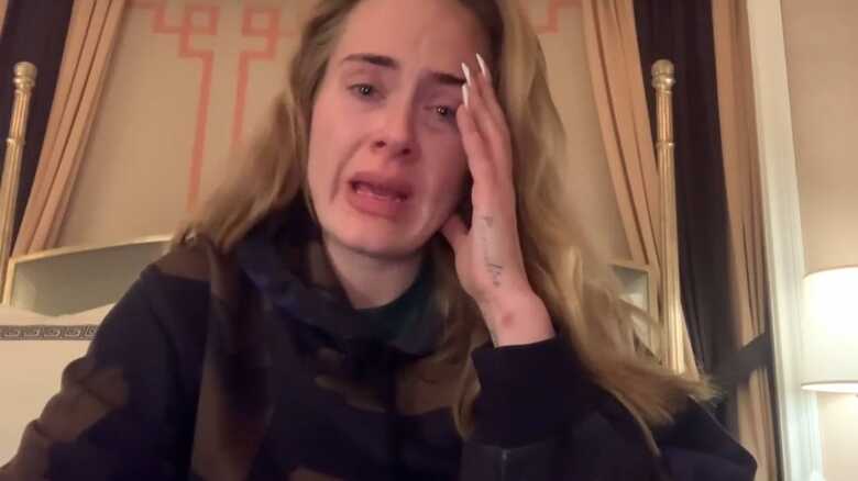 Cantora chorou durante vídeo em que anunciava o cancelamento de sua turnê