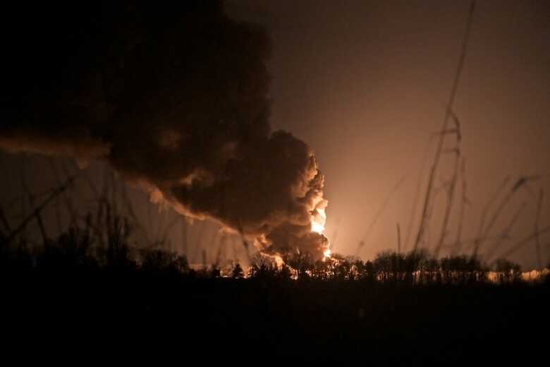 Depósito de petróleo em chamas após ser atingido por um bombardeio