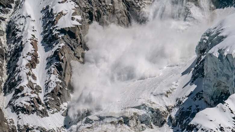 De acordo com as autoridades, mais avalanches devem ser esperadas