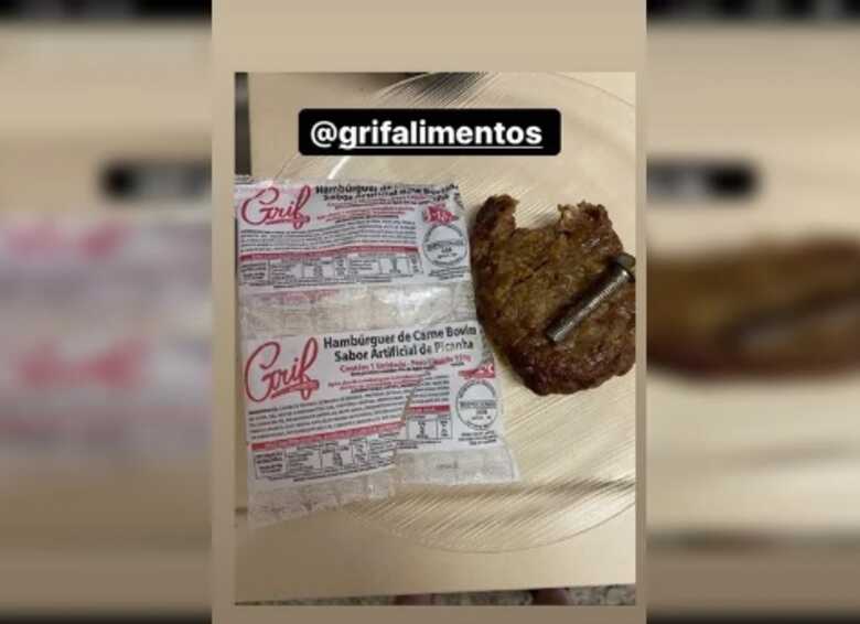 Médico compartilhou relato nas redes sociais e chocou ao mostrar o tamanho do parafuso no alimento