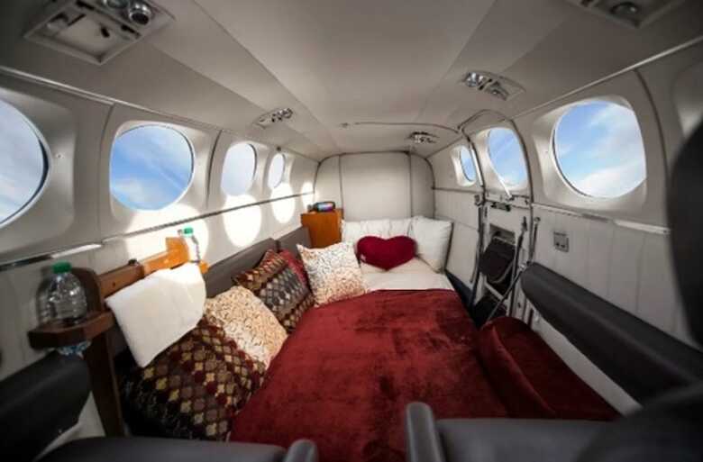 A aeronave da Love Cloud é equipada com um sistema de luz e som sem fio e travesseiros e colchão personalizados