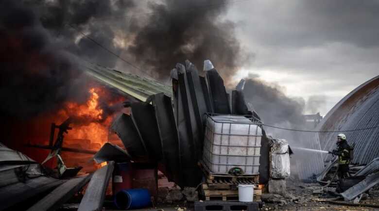 Bombeiros tentam apagar fogo em depósito atingido por bombardeio russo em Kiev