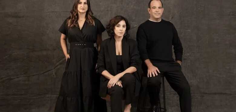 A escritora Daniela Arbex, com a diretora Julia Rezende e roteirista Gustavo Lipsztein comandam a produ&ccedil;&atilde;o