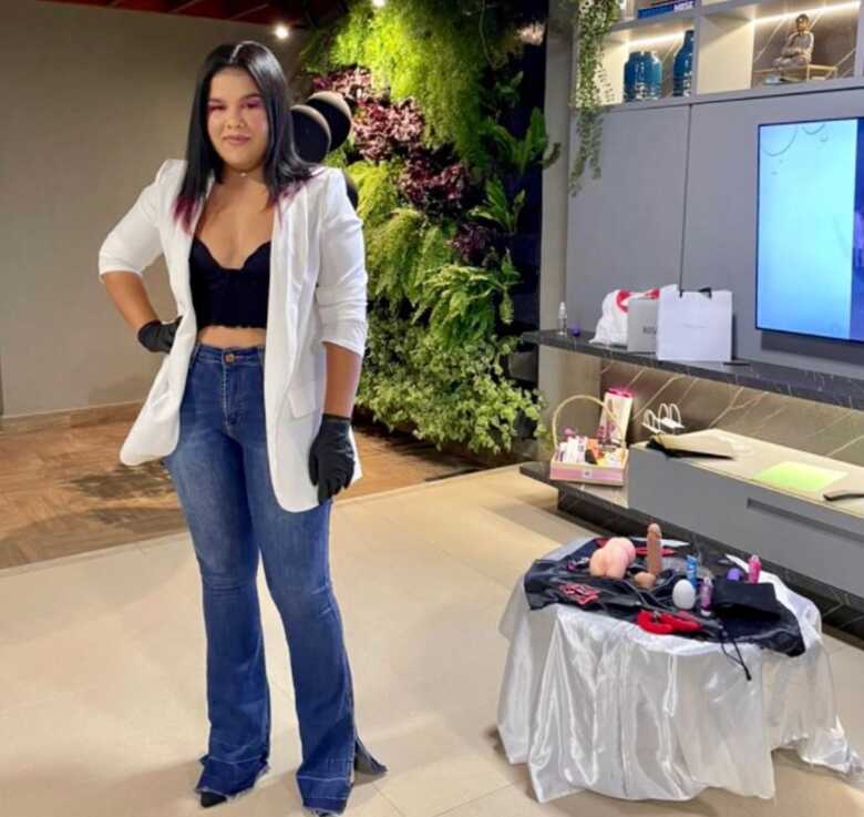 Karen Adriane, em apresentação em Chá de Lingerie
