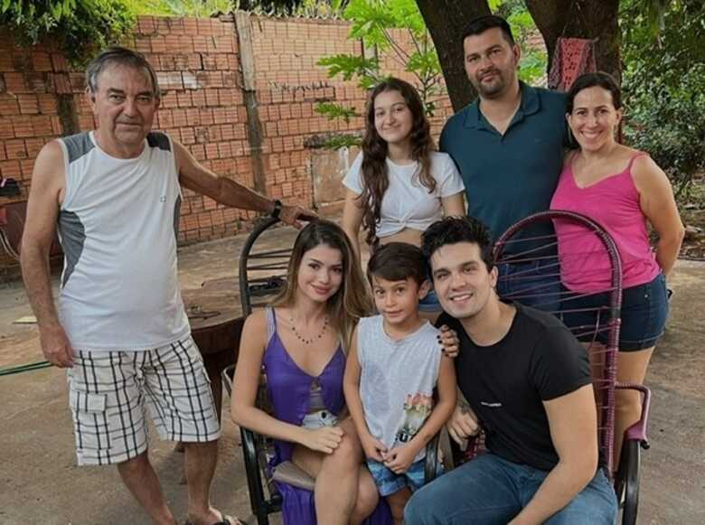 Luan Santana e a família em Jaraguari