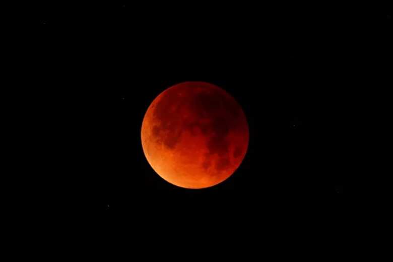 Eclipse lunar do domingo será um total, que resultará na "Lua de Sangue"