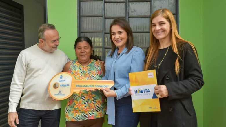 Prefeita Adriane Lopes entregou mais nove unidades habitacionais no Residencial José Teruel Filho