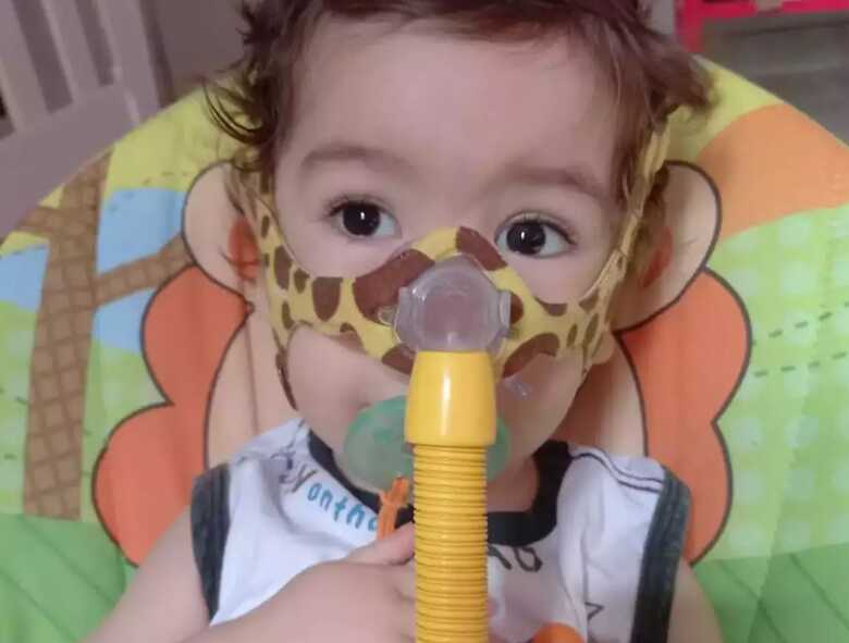 Theo da Silva Brites, de 2 anos e 4 meses, conta com ajuda para o tratamento contra AME