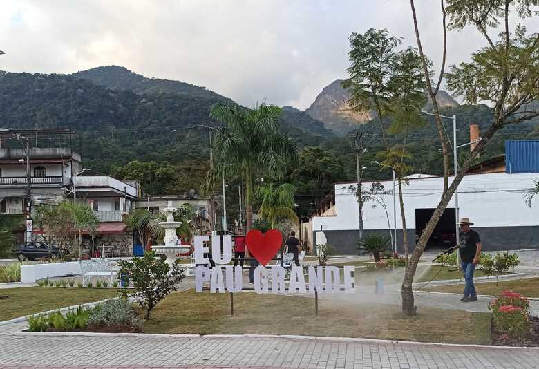 Praça em Pau Grande viralizou nas redes sociais