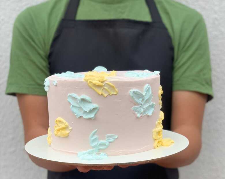 Guilherme Mendes, de 15 anos, com um de seus bolos