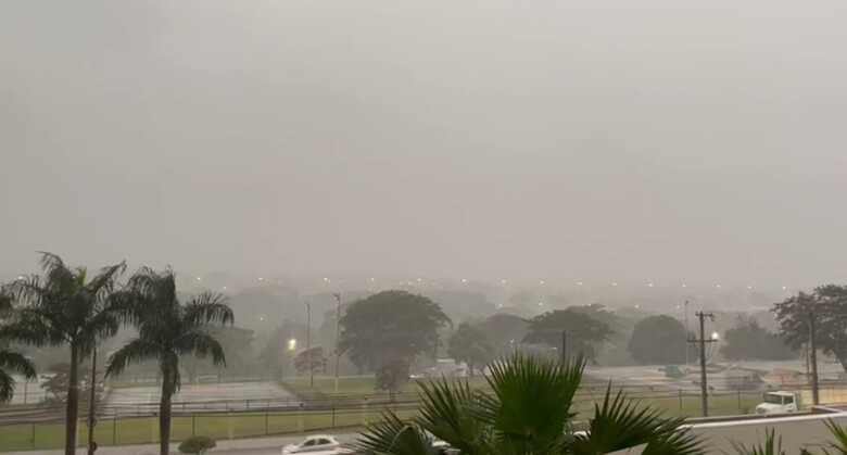 Chove desde o início da madrugada em Campo Grande