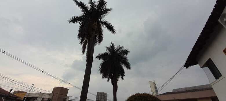 Quarta-feira amanheceu nublada e com chuva na Capital