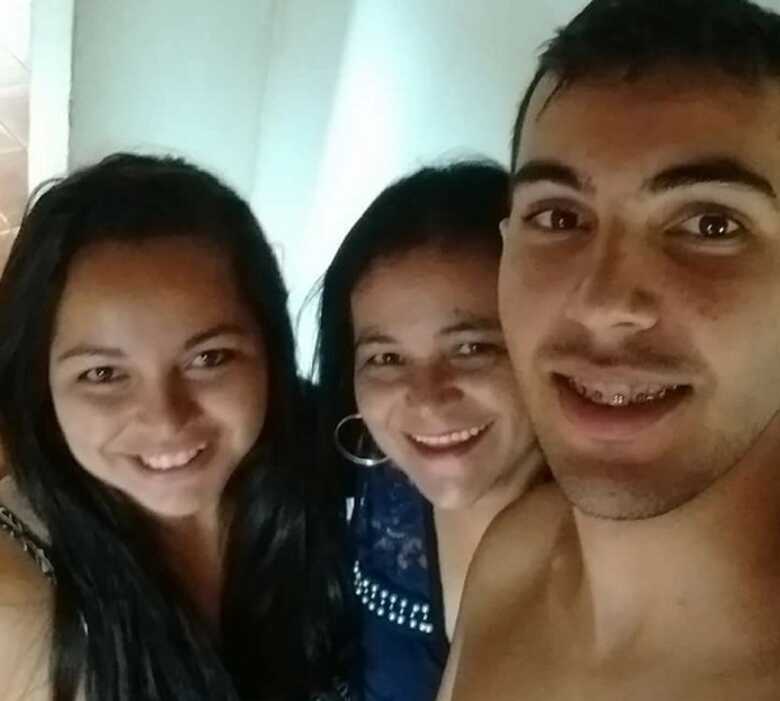 Geni e os dois filhos, Tatiane e Jadson. 