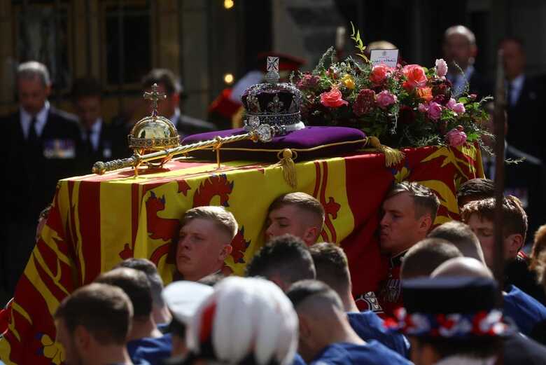 A procissão com o caixão sai da Abadia de Westminster no dia do funeral 