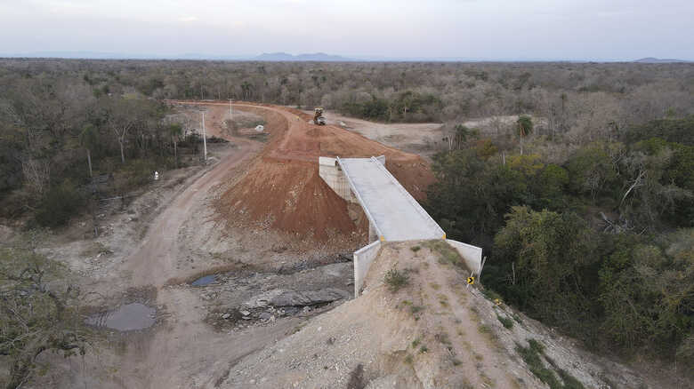 A travessia liga a região da Serra da Bodoquena com o Pantanal do Nabileque, pela MS-382.