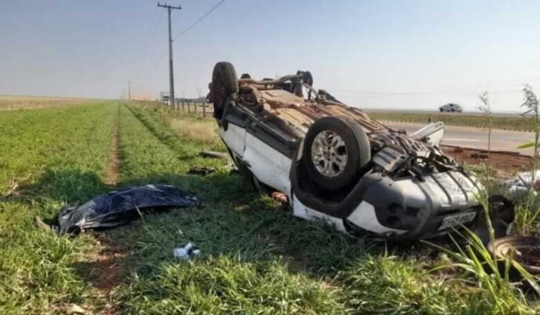Condutor capotou o ve&iacute;culo ap&oacute;s sair da pista