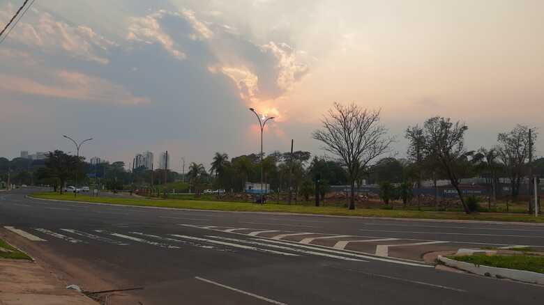 Sol amanheceu entre nuvens na Capital 