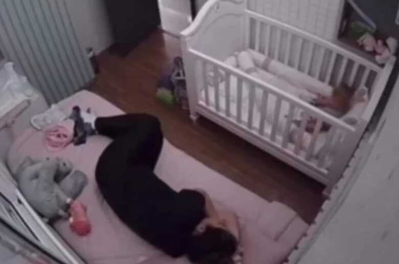 Bebê viraliza ao "cuidar" da mãe