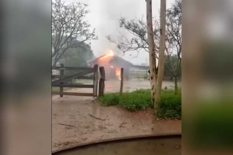Incêndio destruiu residência em assentamento