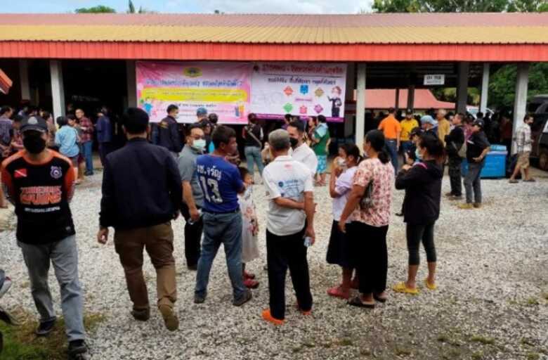 Policiais e moradores da região em frente à creche onde homem matou dezenas de crianças e funcionários na Tailândia