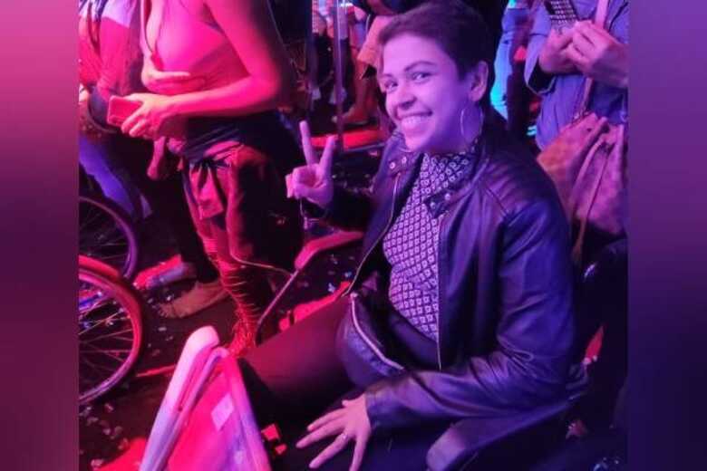Isabella Marques curtiu o show da artista favorita no palco