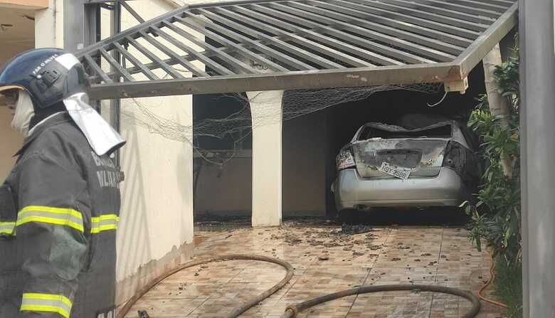 Carro pega fogo dentro da garagem na Capital nesta tarde (20)