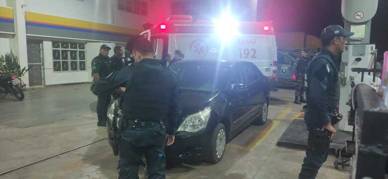 Vítima estava abastecendo o carro quando foi assassinado