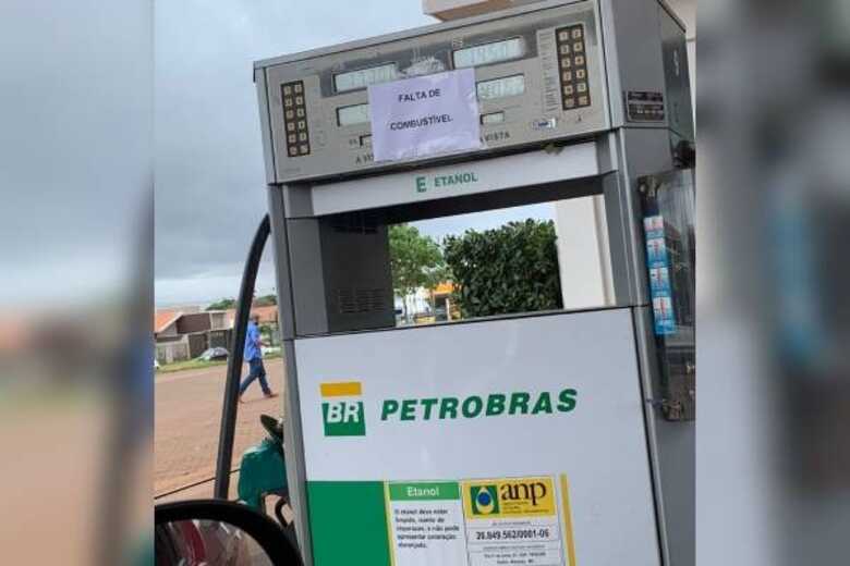 Sem gasolina, postos deixam recado para motoristas de Maracaju