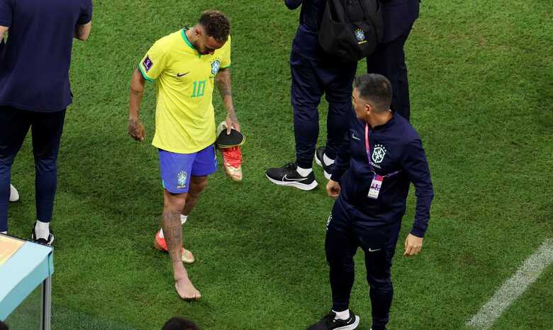 Neymar saiu mancando do jogo contra a Sérvia