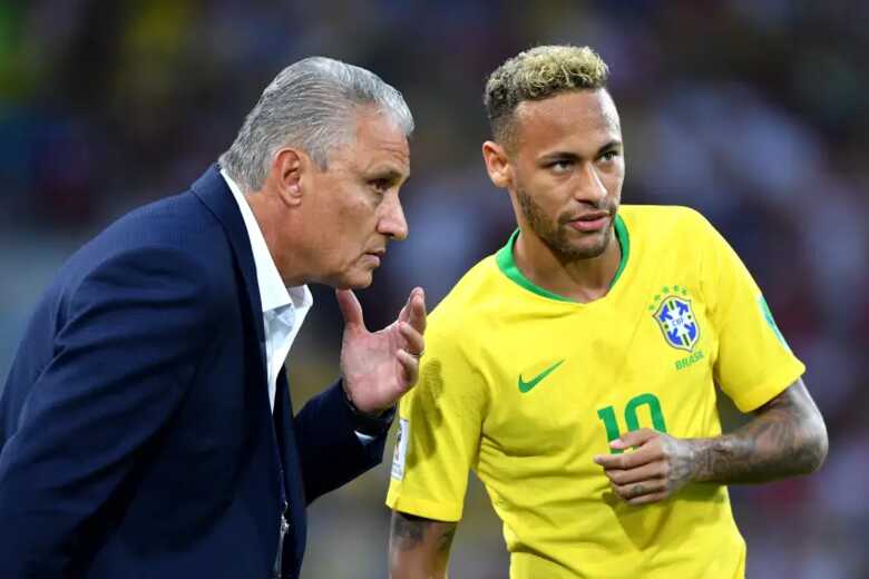 Técnico Tite orientando Neymar na Copa de 2018