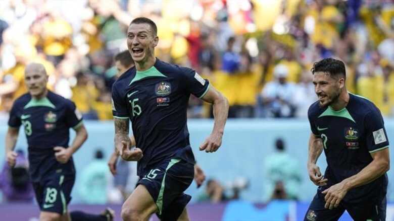 Jogadores comemoram o gol da vitória da Austrália sobre a Tunísia