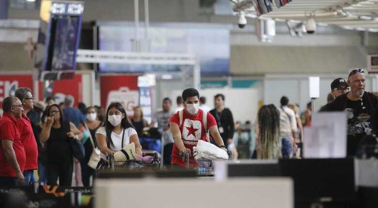 M&aacute;scara em aeroportos e avi&otilde;es voltam a ser obrigat&oacute;rios