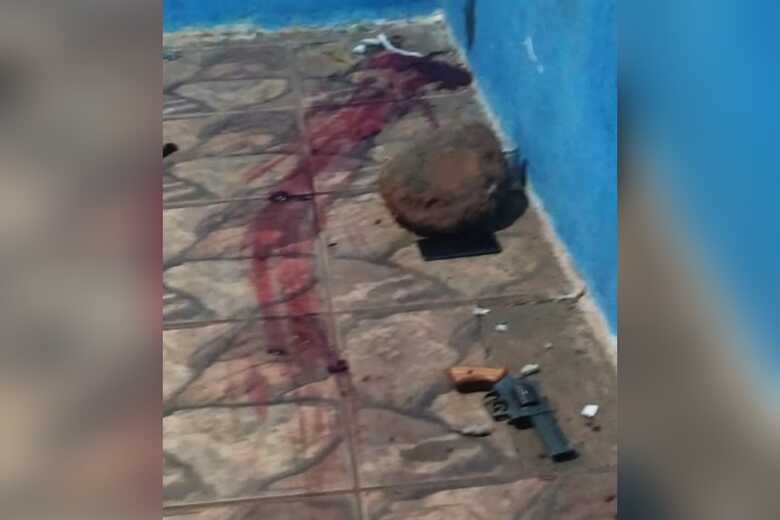 Marcas de sangue ficaram pelo local da casa ap&oacute;s confronto