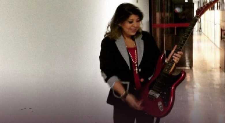 Cantora faz apelo nas redes sociais por guitarra sumida