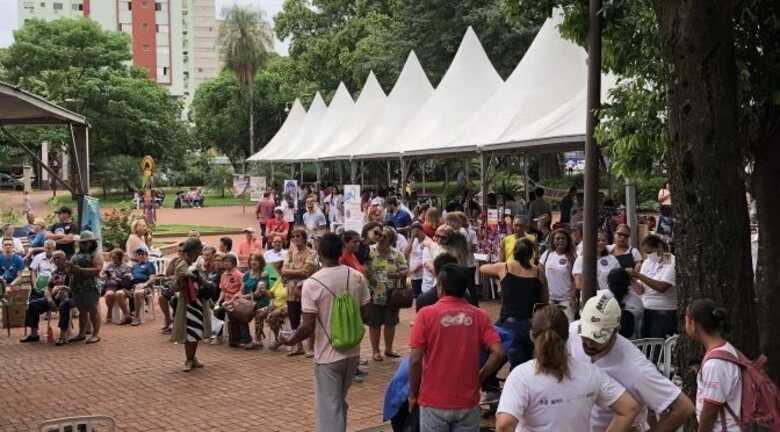Feira na pra&ccedil;a Ary Coelho 