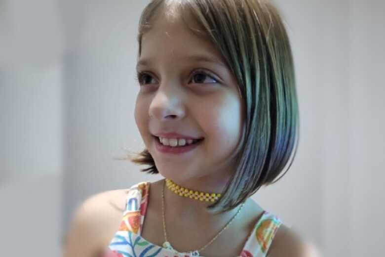 Rafaela Fior, de 9 anos, usando seus acessórios