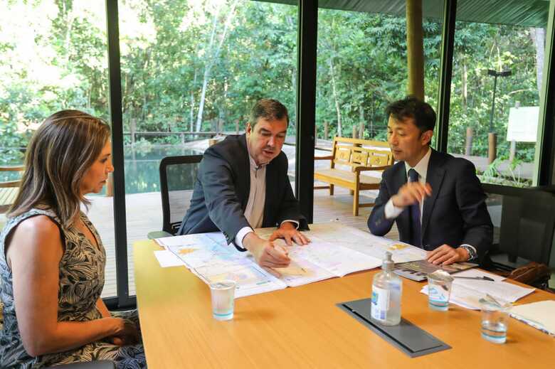 Governador eleito, Eduardo Riedel e o embaixador do Japão no país brasileiro, Teiji Hayashi.