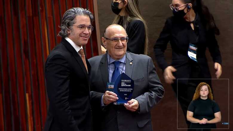 Conselheiro Mário Goular Maia entrega prêmio Diamante para o desembargador Paschoal Leandro