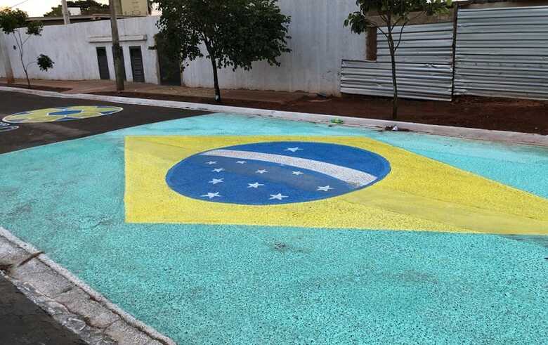 Na rua Pio Rojas, no Monte Castelo, funcionários de uma borracharia pintaram a bandeira do Brasil