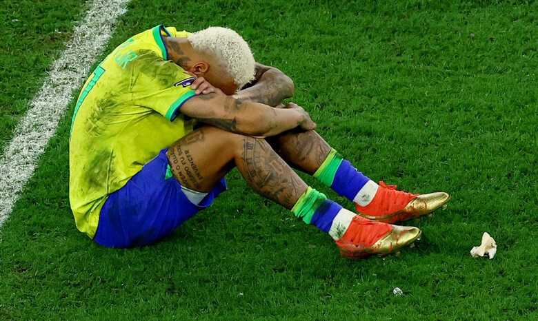 Neymar chorando após serem eliminado da Copa do Mundo
