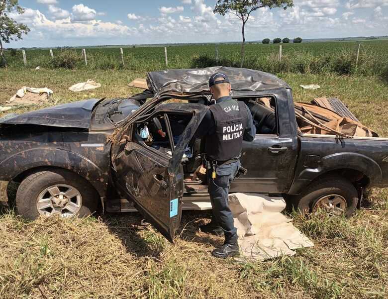 Caminhonete ficou bastante destruída com o acidente